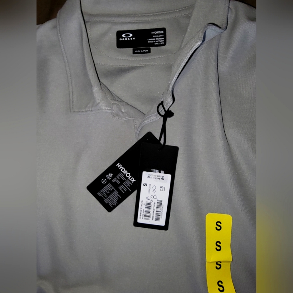 Men's Oakley Polo style grey Collared shirt. NWT